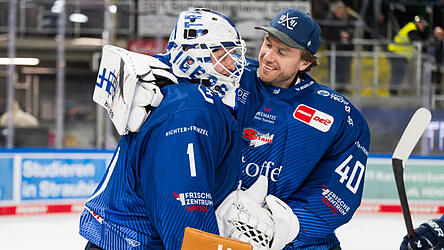 Torhüter-Kollege Henrik Haukeland beglückwünschte Florian Bugl (links) nach dem 4:0 über Wolfsburg zu einer ausgezeichneten Leistung und zu seinem ersten Shutout in der Deutschen Eishockey Liga. Torhüter-Kollege Henrik Haukeland beglückwünschte Florian Bugl (links) nach dem 4:0 über Wolfsburg zu einer ausgezeichneten Leistung und zu seinem ersten Shutout in der Deutschen Eishockey Liga.
