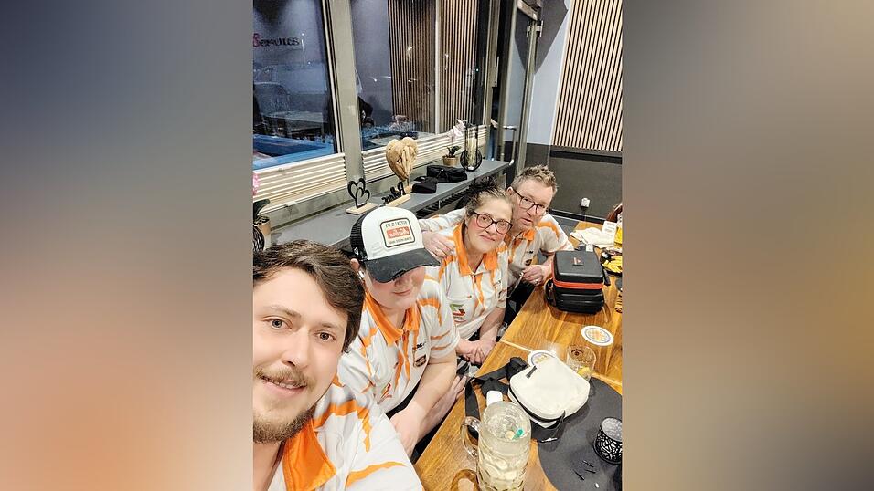 Christian Ficiuc (gro&szlig;er Sohn; v.l.), Elias Siegr&uuml;n (gemeinsamer Sohn), Alexandra und Roland Siegr&uuml;n