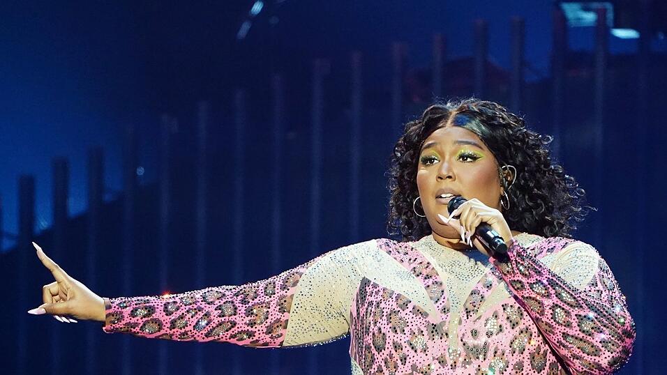 Die US-amerikanische S&auml;ngerin Lizzo bei einem Auftritt. (Archivbild)