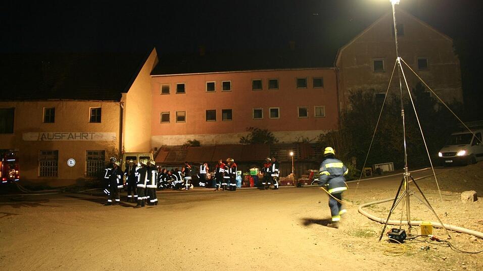 Fotos vom Brand auf dem ehemaligen Ziegeleigelände. (Fotos: THW) Fotos vom Brand auf dem ehemaligen Ziegeleigelände. (Fotos: THW)