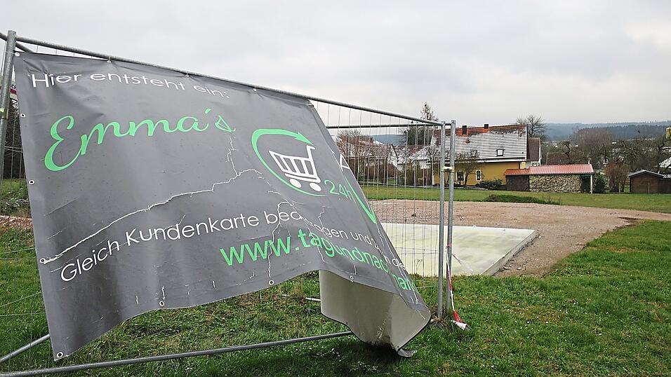 Dem Werbeplakat für den Altenthanner Robotermarkt sieht man die jahrelange Warterei an. Dem Werbeplakat für den Altenthanner Robotermarkt sieht man die jahrelange Warterei an.