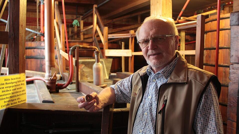 Der Holzbottich aus Gebirgsl&auml;rche, in dem ein Teil des Essigs gebildet wird, ist noch der gleiche wie zur Betriebsgr&uuml;ndung im Jahr 1950. Darin befinden sich Buchenrollholzsp&auml;ne, an denen die Essigbakterien angesiedelt sind. Diese wandeln rund um die Uhr Alkohol in Essig um. Neben dem klassischen Essigbildner gibt es bei Kriegl aber auch Anlagen f&uuml;r das modere Submerse-Verfahren, das ohne Buchenholzsp&auml;ne auskommt.