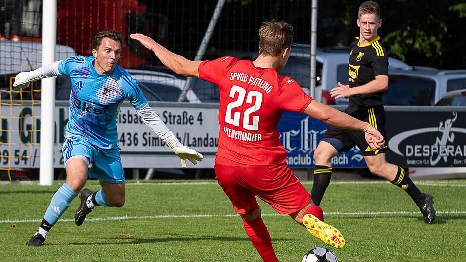 Der auffälligste Plattlinger, Sebastian Niedermayer (in rot), traf zweimal und scheiterte zudem zweimal am Simbacher Pfosten. Der auffälligste Plattlinger, Sebastian Niedermayer (in rot), traf zweimal und scheiterte zudem zweimal am Simbacher Pfosten.