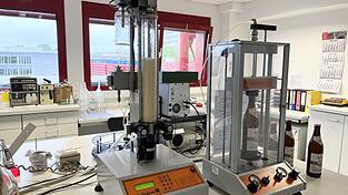 Die Schaumwertmaschine bei Bischofshof im Labor.