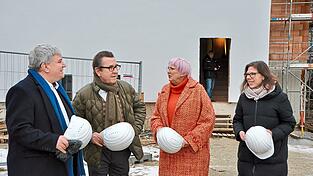 Die Kunstforums Direktorin Agnes Tieze informierte die Kulturstaatsministerin Claudia Roth im Beisein des Stiftungsvorstandes Wolfgang Schmitt und von MdB Stefan Schmidt (Gr&uuml;ne) &uuml;ber den Baufortschritt (von rechts).