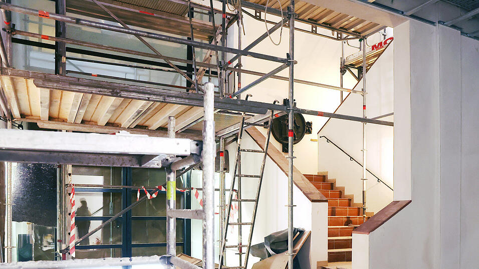 Im Eingangsbereich des Zeughauses wurde ein Durchbruch vom Eingang zu einem zukünftigen Ausstellungsraum geschaffen. Von der jetzigen Eingangstür können Besucher dann direkt weitergehen. Im Eingangsbereich des Zeughauses wurde ein Durchbruch vom Eingang zu einem zukünftigen Ausstellungsraum geschaffen. Von der jetzigen Eingangstür können Besucher dann direkt weitergehen.