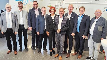Tiefbauamtsleiterin Cristina Pop und Prof. Jakob Burger (2.v.r.) konnten Friedrich Altmann (Vertreter des Ministeriums), Siegfried Ratzinger (Amtschef des Wasserwirtschaftsamtes Deggendorf), MdL Tobias Beck, MdL Josef Zellmeier (v.l.), Staatsminister für Umwelt- und Verbraucherschutz Thorsten Glauber (4.v.r.), Oberbürgermeister Markus Pannermayr (3.v.l.) und Bürgermeister Werner Schäfer (r.) vom neuen NEON-Projekt überzeugen.
