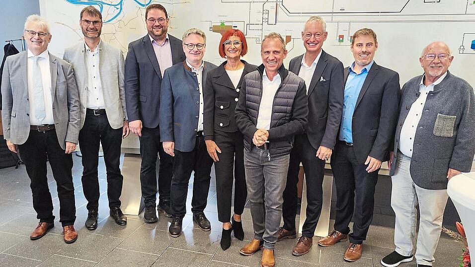Tiefbauamtsleiterin Cristina Pop und Prof. Jakob Burger (2.v.r.) konnten Friedrich Altmann (Vertreter des Ministeriums), Siegfried Ratzinger (Amtschef des Wasserwirtschaftsamtes Deggendorf), MdL Tobias Beck, MdL Josef Zellmeier (v.l.), Staatsminister für Umwelt- und Verbraucherschutz Thorsten Glauber (4.v.r.), Oberbürgermeister Markus Pannermayr (3.v.l.) und Bürgermeister Werner Schäfer (r.) vom neuen NEON-Projekt überzeugen.