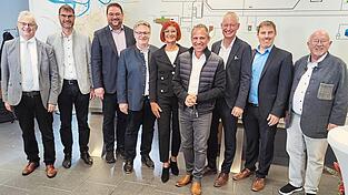 Tiefbauamtsleiterin Cristina Pop und Prof. Jakob Burger (2.v.r.) konnten Friedrich Altmann (Vertreter des Ministeriums), Siegfried Ratzinger (Amtschef des Wasserwirtschaftsamtes Deggendorf), MdL Tobias Beck, MdL Josef Zellmeier (v.l.), Staatsminister für Umwelt- und Verbraucherschutz Thorsten Glauber (4.v.r.), Oberbürgermeister Markus Pannermayr (3.v.l.) und Bürgermeister Werner Schäfer (r.) vom neuen NEON-Projekt überzeugen.