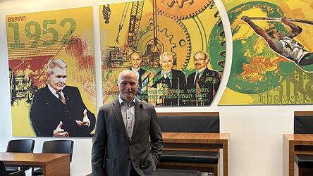 Erich Sennebogen f&uuml;hrt mit seinem Bruder Walter das Familienunternehmen, das drei Standorte in Ostbayern (Straubing, Steinach, Wackersdorf), einen Standort in Ungarn sowie Vertriebsniederlassungen in den USA und Asien hat.&nbsp;