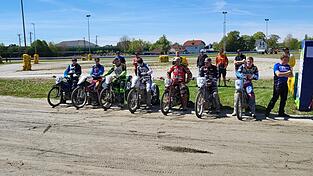 Schon bei der Vorstellung der Fahrer lag dieser unverkennbare Geruch von Benzin in der Luft. Kurz nach dem Start ereignete sich ein Unfall mit drei Beteiligten, wobei ein Fahrer mit Verletzungen ins Krankenhaus eingeliefert werden musste. Auch der Rettungshubschrauber war vor Ort.