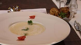 Wei&szlig;e Tomatensuppe mit Basilikumespuma und Chiabrot.