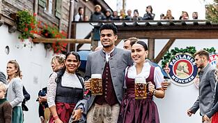 Neu-Stürmer Luis Díaz kann sich auf dem Oktoberfest feiern lassen.