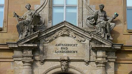 Die Verhandlung am Landgericht Regensburg wird sich in die L&auml;nge ziehen: Die Verteidigung will die Akten noch n&auml;her unter die Lupe nehmen.