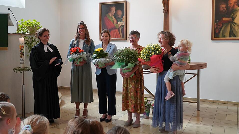Das neue Leitungsteam Stefanie Hauer (v. l.), Birgit Sagstetter, Kindergartenleiterin Alexandra Ruhland und Verwaltungsleiterin Lisa Asael-St&uuml;binger wurden von Pfarrerin Maria Simon offiziell in den Dienst eingef&uuml;hrt und gesegnet,