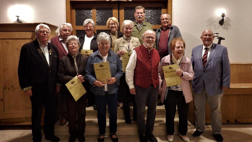 Eine Gruppe der Geehrten mit dem Ehrenvorsitzenden Hans Hiendl (links), Walter Karl (Mitte), Werner Schäfer (rechts) und dem 2. Vorsitzenden Hans Lohmeier (oben). Eine Gruppe der Geehrten mit dem Ehrenvorsitzenden Hans Hiendl (links), Walter Karl (Mitte), Werner Schäfer (rechts) und dem 2. Vorsitzenden Hans Lohmeier (oben).