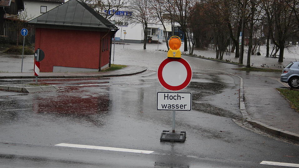 Die Weihnachtsfeiertage waren in vielen Regionen Ostbayerns von Hochwasser geprägt. Zum Beginn des neuen Jahres stieg das Risiko wegen Dauerregens erneut an. 