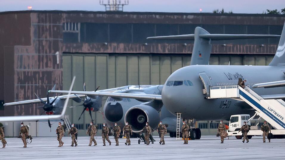 Soldaten steigen Ende August 2021 aus dem Airbus A310 der Luftwaffe nach der Landung auf dem nieders&auml;chsischen St&uuml;tzpunkt Wunstorf. Die ersten Soldaten der Bundeswehr sind von ihrer Evakuierungsmission in Afghanistan nach Deutschland zur&uuml;ckgekehrt.