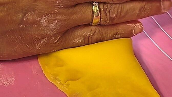 Mit dem Handrücken erhalten die Teigtaschen einen Knick. Mit dem Handrücken erhalten die Teigtaschen einen Knick.