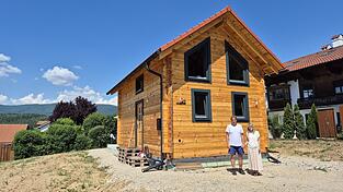 Im Juni sind Martina Petermeier und Peter Hasse aus Velden offiziell in ihr kleines Wohnhaus in Grafenwiesen eingezogen. Im Juni sind Martina Petermeier und Peter Hasse aus Velden offiziell in ihr kleines Wohnhaus in Grafenwiesen eingezogen.