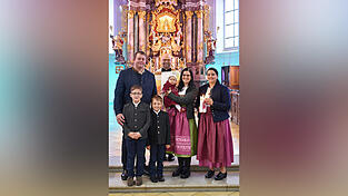 Katharina Anna Kuchler, auf dem Arm von Taufpatin Evi Gsellhofer, wurde durch Stadtpfarrer Thomas Winderl in die Gemeinschaft der Christen aufgenommen. Mit ihr freuten sich ihre Eltern Petra und Michael Kuchler sowie ihre beiden Br&uuml;der Kilian und Lukas.
