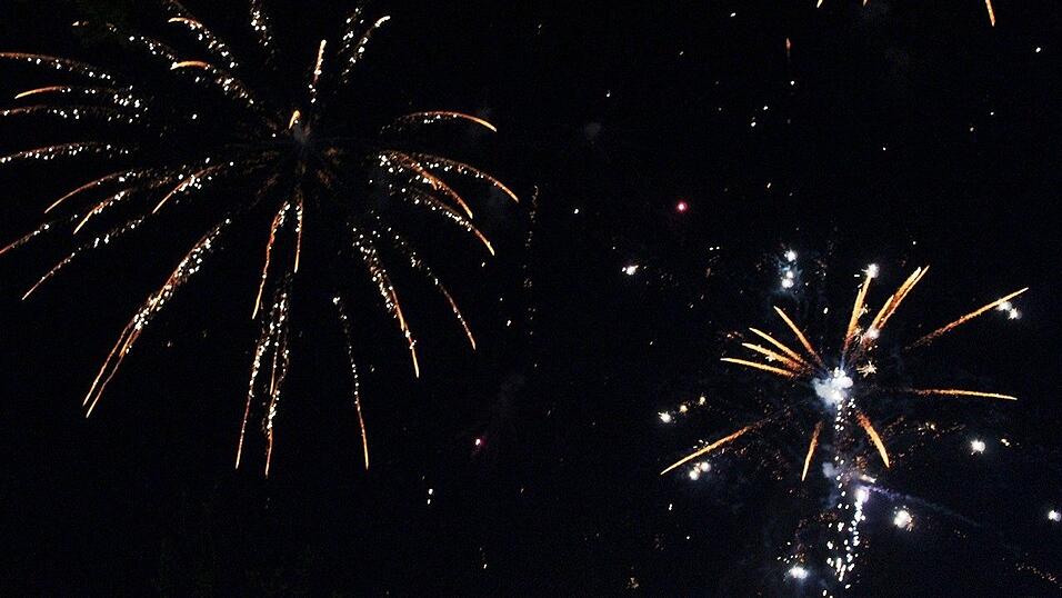 Die Fr&uuml;hjahrsdult 2017 in Landshut neigt sich dem Ende entgegen. Grund genug, noch einmal richtig in den Bierzelten zu feiern - abgerundet vom traditionellen Feuerwerk.