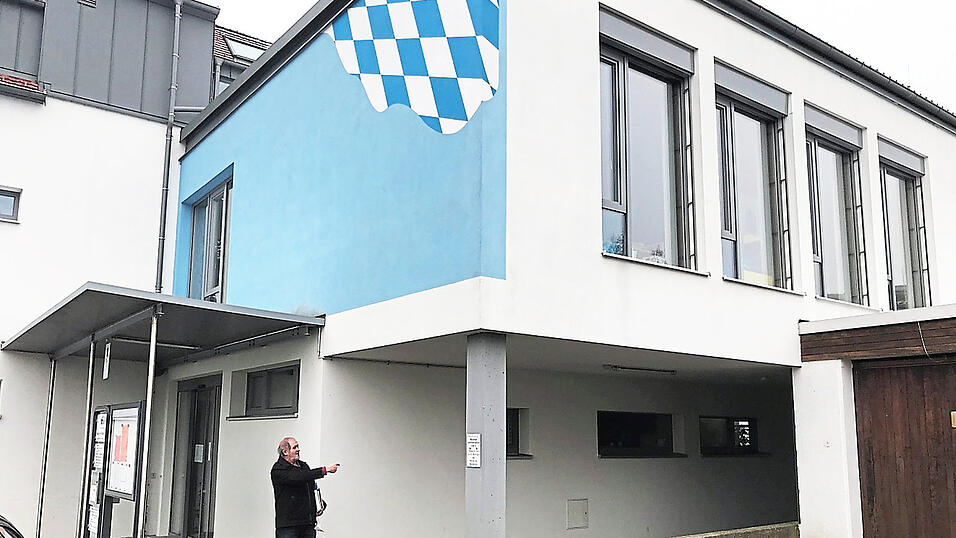 Friedrich Huber zeigt in eine der Richtungen, aus denen er noch Material ben&ouml;tigt. Bei dieser Hausseite ist es noch unklar, wie die Fenster angeordnet waren. Am Ende dieser Durchfahrt m&uuml;sste es auf der R&uuml;ckseite des Hauses noch einen Schuppen und Stall gegeben haben, welche nicht mehr erhalten sind. Diese waren auf der R&uuml;ckseite des Hauses angebaut oder nah an das alte Geb&auml;ude.