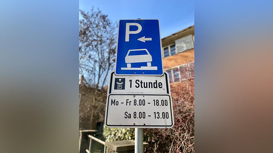 In der Stadt können Autos eine Stunde kostenlos mit Parkscheibe parken.