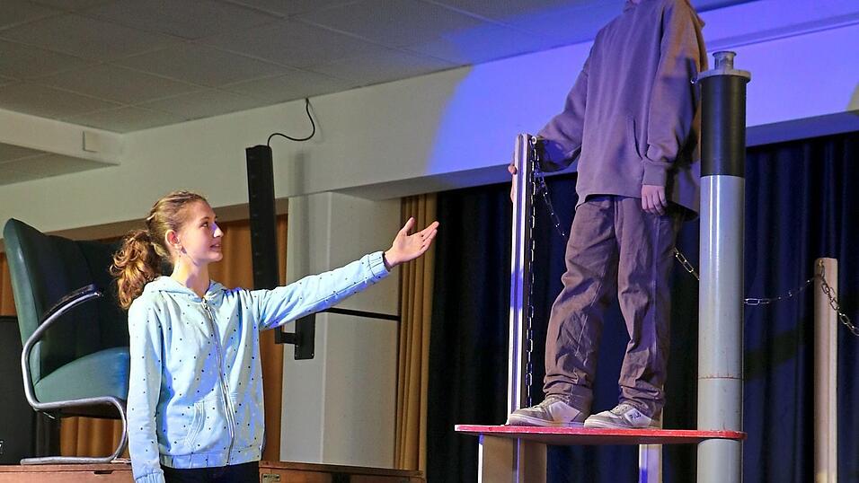 Die beiden Realschüler Karolina Piegsa und Sebastian Stadler stellten die Hauptprotagonisten, Anna und Robert, dar. Die beiden Realschüler Karolina Piegsa und Sebastian Stadler stellten die Hauptprotagonisten, Anna und Robert, dar.