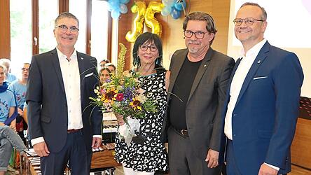 Stiftungsvorsitzender Johannes Spielmann (von links), Susanne und Stephan Hußlein, die beide in den Ruhestand verabschiedet wurden und der stellvertretende Stiftungsvorsitzende Marco Bambach.
