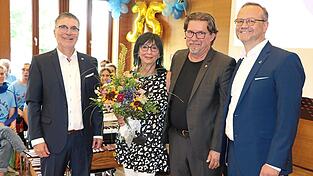 Stiftungsvorsitzender Johannes Spielmann (von links), Susanne und Stephan Hußlein, die beide in den Ruhestand verabschiedet wurden und der stellvertretende Stiftungsvorsitzende Marco Bambach.