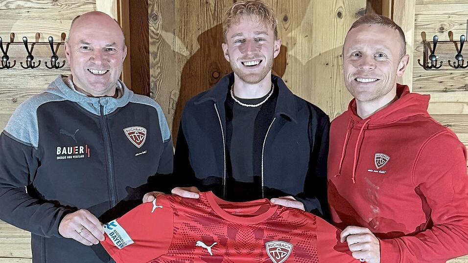 Zur&uuml;ck in Buchbach: Abteilungsleiter Georg Hanslmaier (li.) und Sportleiter Andreas Bichlmaier (re.) freuen sich, dass Jonas Wieselsberger nach seinem Portugal-Abenteuer wieder das Leiberl der Rot-Wei&szlig;en &uuml;berstreift.