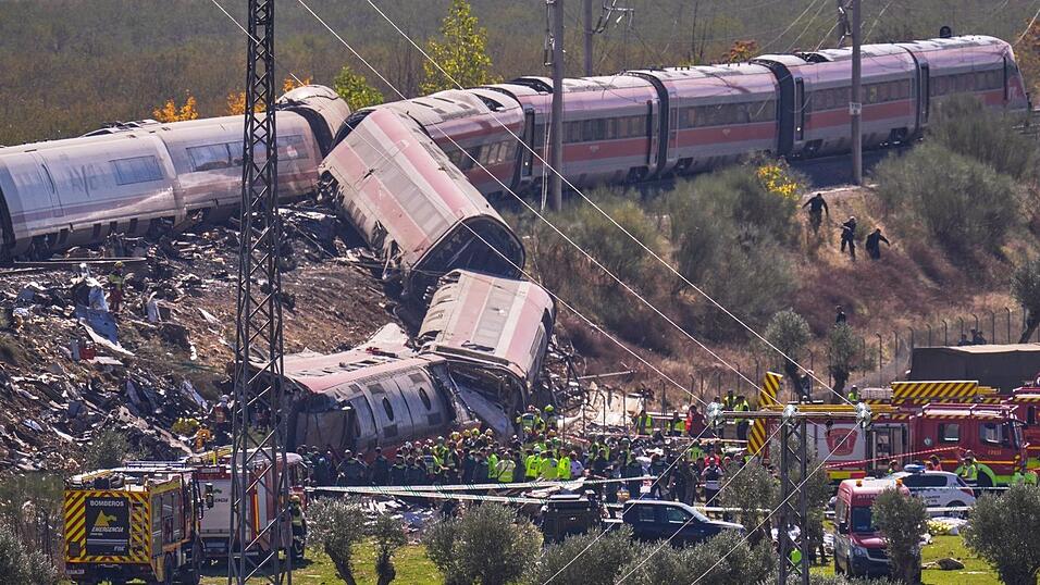 Waggons entgleisten - ein Überlebender sagt, Menschen seien durch die Luft geflogen. Waggons entgleisten - ein Überlebender sagt, Menschen seien durch die Luft geflogen.
