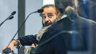 Der Angeklagte Taleb al-Abdulmohsen sitzt zu Prozessbeginn in einem kugelsicheren Glaskasten im Gerichtssaal im temporären Gerichtsgebäude des Landgerichtes Magdeburg. Der Angeklagte Taleb al-Abdulmohsen sitzt zu Prozessbeginn in einem kugelsicheren Glaskasten im Gerichtssaal im temporären Gerichtsgebäude des Landgerichtes Magdeburg.