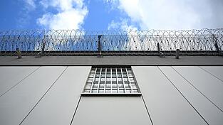 Haftentschädigung gibt es unter anderem, wenn eine Verurteilung später aufgehoben wird. (Symbolbild) Haftentschädigung gibt es unter anderem, wenn eine Verurteilung später aufgehoben wird. (Symbolbild)