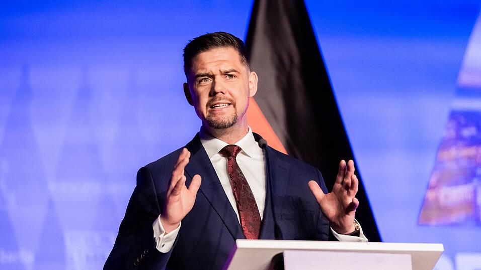 Hannes Gnauck, AfD-Bundestagsabgeordneter und seit Juli auch Bundesschatzmeister der AfD, kümmert sich um die «Schwarz-Rot-Gold-Akademie» der Partei. Hannes Gnauck, AfD-Bundestagsabgeordneter und seit Juli auch Bundesschatzmeister der AfD, kümmert sich um die «Schwarz-Rot-Gold-Akademie» der Partei.
