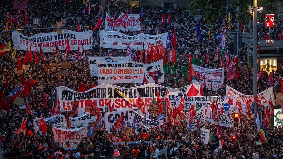 In Barcelona haben zahlreiche Menschen gegen Wohnungsnot demonstriert. In Barcelona haben zahlreiche Menschen gegen Wohnungsnot demonstriert.