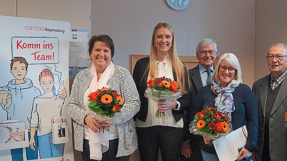 'Stabübergabe' bei der Caritas-Sozialstation: (v.l.) Zweiter Bürgermeister Hans Schmalhofer, die neue Geschäftsführerin Marianne Moosmüller, die neue Pflegedienstleiterin Kathrin Hankofer, Ex-Geschäftsführer Reinhold Geiß, die mit der Elisabeth-Medaille ausgezeichnete Waltraud Benno, Vorstandsmitglied Walter Perlinger, Dekan Stadtpfarrer Josef K. Geismar und die neue stellvertretende Pflegedienstleiterin Swetlana Maier, die seit 2015 im Team ist. 'Stabübergabe' bei der Caritas-Sozialstation: (v.l.) Zweiter Bürgermeister Hans Schmalhofer, die neue Geschäftsführerin Marianne Moosmüller, die neue Pflegedienstleiterin Kathrin Hankofer, Ex-Geschäftsführer Reinhold Geiß, die mit der Elisabeth-Medaille ausgezeichnete Waltraud Benno, Vorstandsmitglied Walter Perlinger, Dekan Stadtpfarrer Josef K. Geismar und die neue stellvertretende Pflegedienstleiterin Swetlana Maier, die seit 2015 im Team ist.