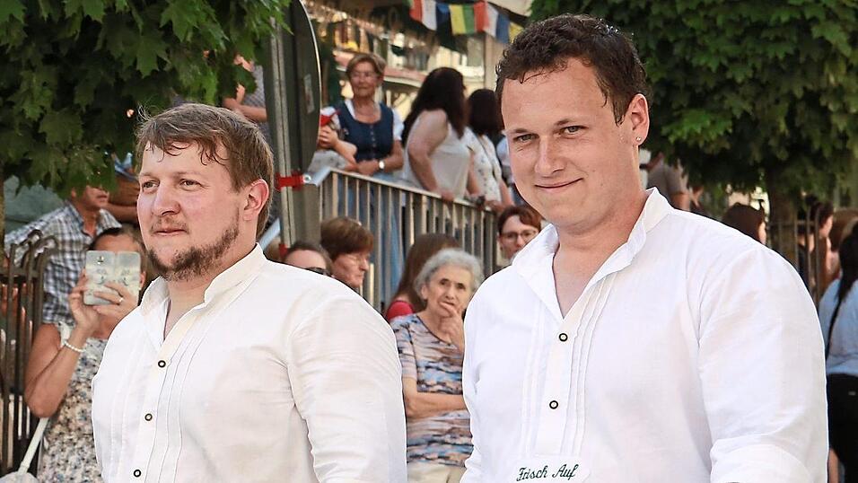 Mit knapp zehn Gleichgesinnten haben Korbinian K&uuml;hlmeyer (links) und Stefan Nass in den letzten Jahren die Pfingsttuscher-Tradition in Bad K&ouml;tzting am Leben erhalten.