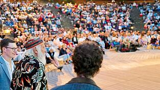 Thomas Wittmann, Wolfgang Gangerl Clemens, Julian Wittmann und ihr Publikum im Open-Air-Kino &bdquo;Mond & Sterne&ldquo;.