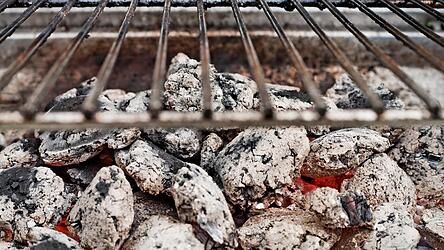 Ein herrenloser Grill kippte um und sorgte f&uuml;r einen Feuerwehreinsatz bei Ganacker.