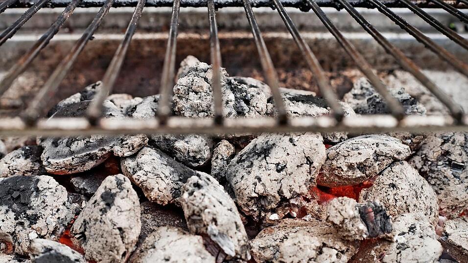 Ein herrenloser Grill kippte um und sorgte für einen Feuerwehreinsatz bei Ganacker. Ein herrenloser Grill kippte um und sorgte für einen Feuerwehreinsatz bei Ganacker.