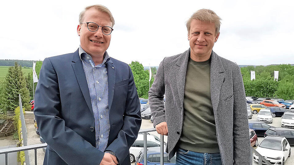 Die Gesch&auml;ftsf&uuml;hrer Klaus K&ouml;hler (links) und Michael K&ouml;hler vom Mainburger Autohaus K&ouml;hler sprachen &uuml;ber die aktuelle Situation und die Perspektiven der Branche.
