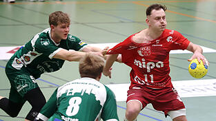 Rustikale Textilprobe: Der Landshuter Daniel Scheibengraber (re.) lie&szlig; sich jedoch kaum aufhalten und erzielte sechs &bdquo;Buden&ldquo;.