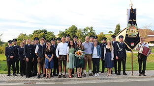 Ehrenpatenbraut Sofia Raab mit den Eltern, der FFW Wolfersdorf und Musikant Hans Wildfeuer Ehrenpatenbraut Sofia Raab mit den Eltern, der FFW Wolfersdorf und Musikant Hans Wildfeuer