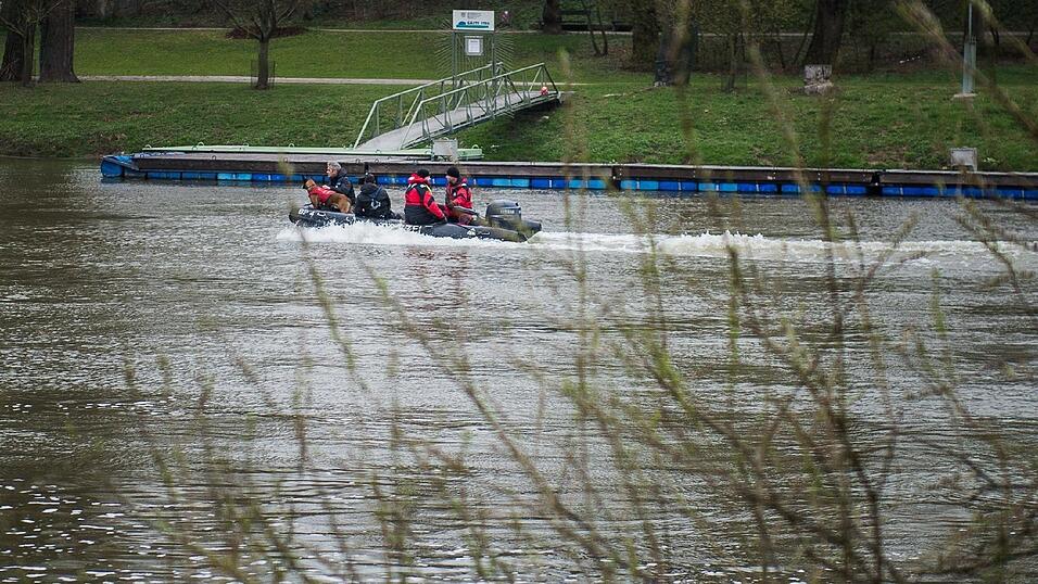 Die Polizei sucht am Donnerstag, 23. März, mit Leichensuchhunden nach Malina. Die Polizei sucht am Donnerstag, 23. März, mit Leichensuchhunden nach Malina.