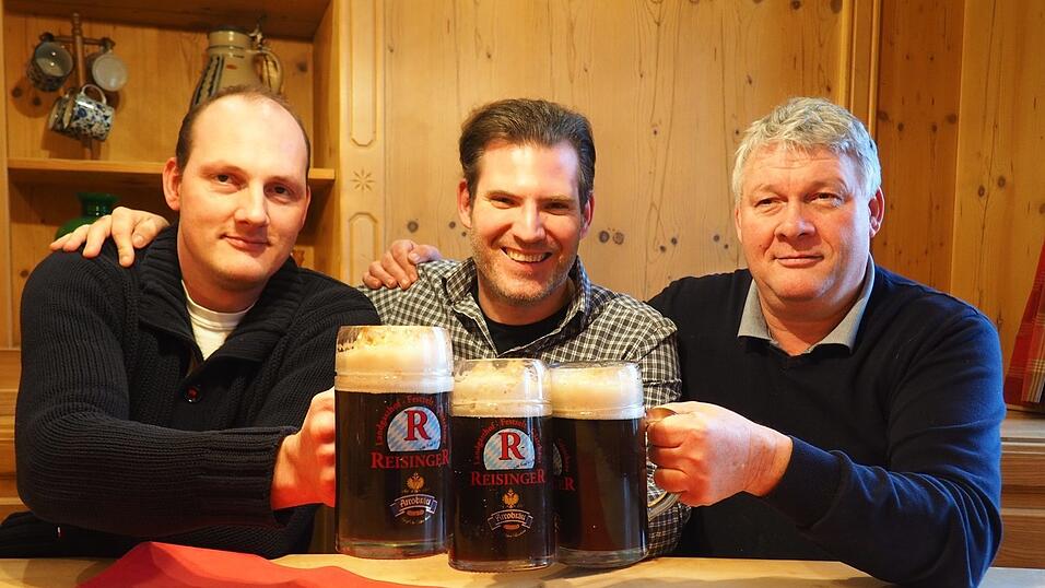 'Ein Prost auf die Aktion!' - Das Triumvirat hinter der Goaßmaß auf dem Volksfest, von links nach rechts: Festwirt Thomas Reisinger, Thomas Mayer, Senior-Festwirt Hubert Reisinger. 'Ein Prost auf die Aktion!' - Das Triumvirat hinter der Goaßmaß auf dem Volksfest, von links nach rechts: Festwirt Thomas Reisinger, Thomas Mayer, Senior-Festwirt Hubert Reisinger.