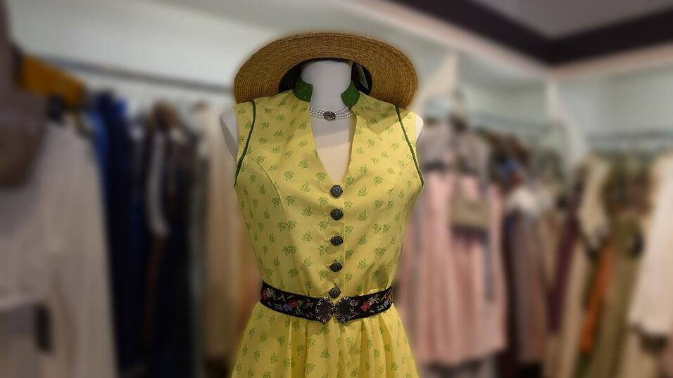 Dieses Trachtenkleid in der Trendfarbe der Saison trägt man mit einem passenden Gürtel um die Taille.