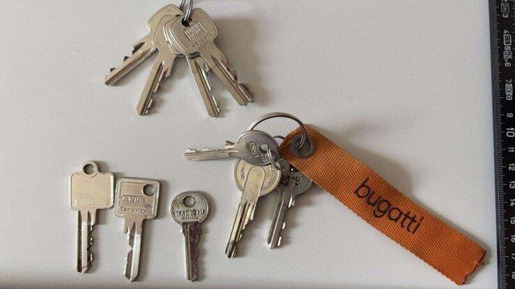 Die Polizei sucht nach den Inhabern der Gegenstände. Die Polizei sucht nach den Inhabern der Gegenstände.