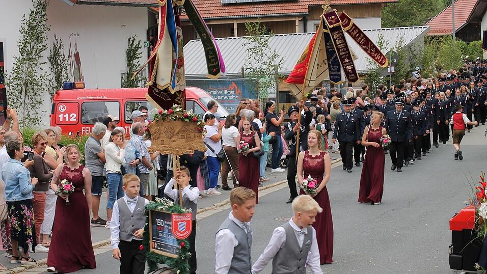 Der Jubelverein, die Feuerwehr Thenried, führte den langen Festzug durchs Dorf an. Der Jubelverein, die Feuerwehr Thenried, führte den langen Festzug durchs Dorf an.